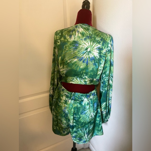 Green 2 Piece Shorts and Top - Picture 2 of 2